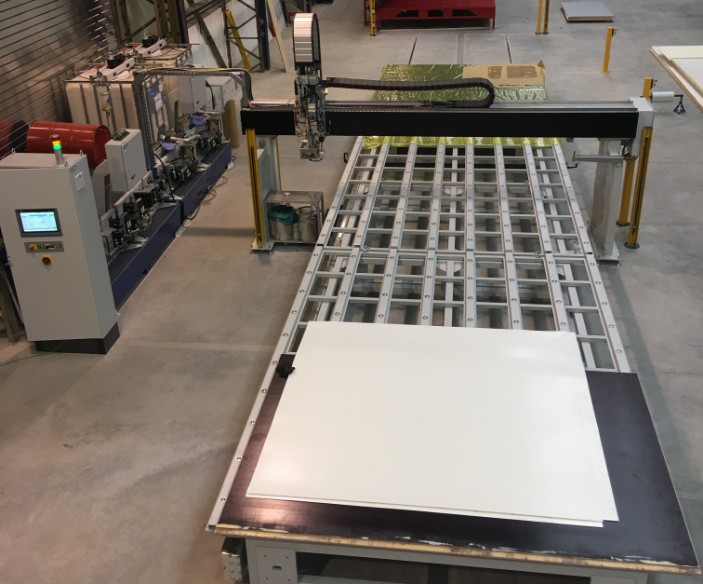 Lutzke 3K-PUR -  hochleistungs Klebstoff-Auftragsanlag